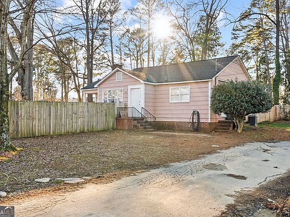 2nd image of 601 Juniper Ave