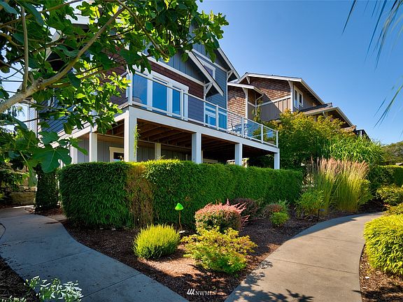 Backside photo with direct outside access to walkways.>