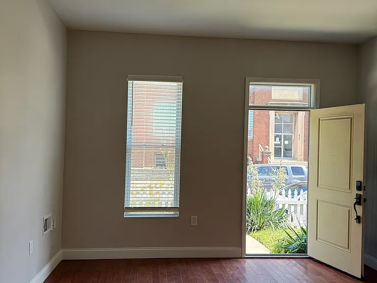933 Prospect St — Photo 3