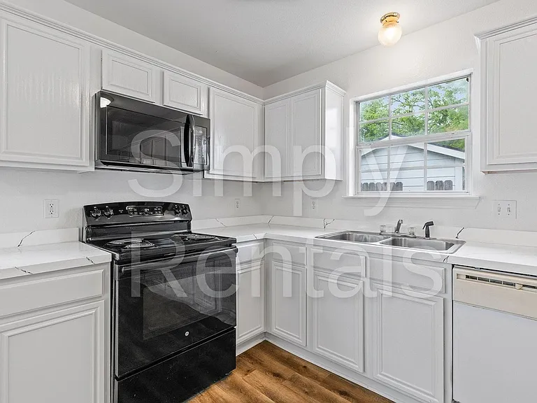 1412 Hemphill St — Photo 9