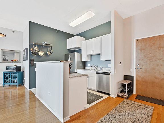 5th image of 1000 W Leland Ave APT 6D