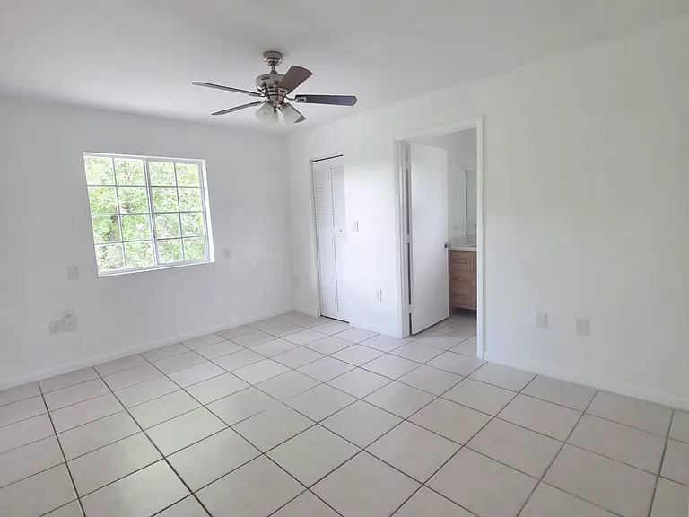 2570 NE 193rd St — Photo 5