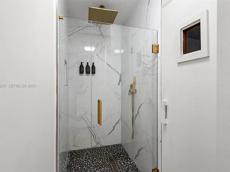 207 Holiday Dr — Photo 32