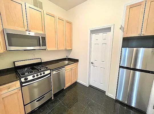 2nd image of 69 W 55th St APT 5A
