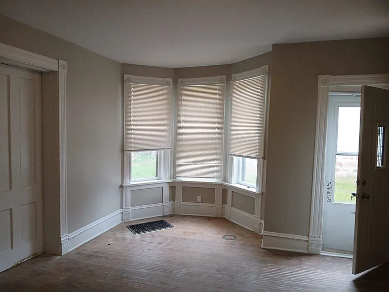 208 W Pleasant St — Photo 9