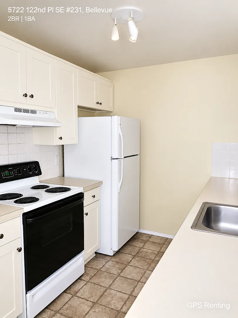 2-Bedroom, 1-Bathroom Condo in Newport Hills, Bellevue — Photo 4
