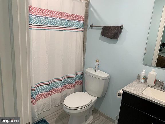 4th image of 1527 W Seybert St APT B