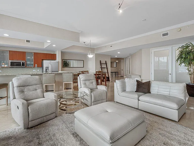 2640 Lake Shore Dr #107 — Photo 6