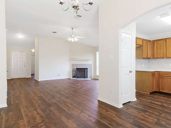 4th image of 203 Paradise Ln