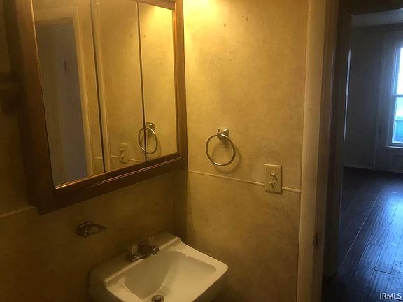5th image of 539 W 6th St APT 4