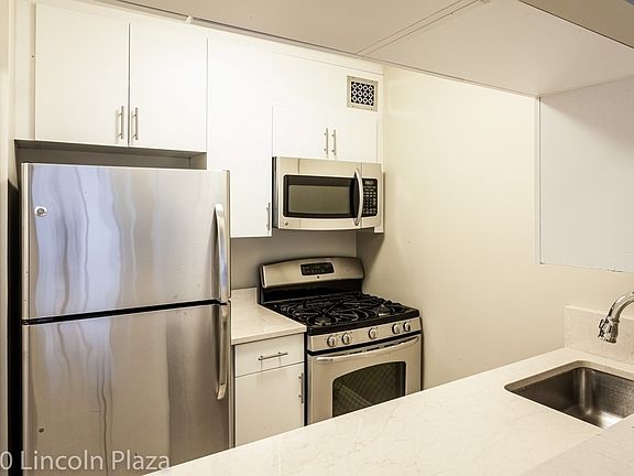4th image of 30 W 63rd St APT 3E