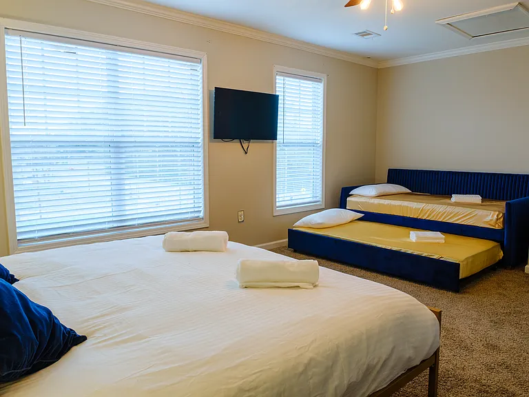 Master bedroom, pull out bed/sofa