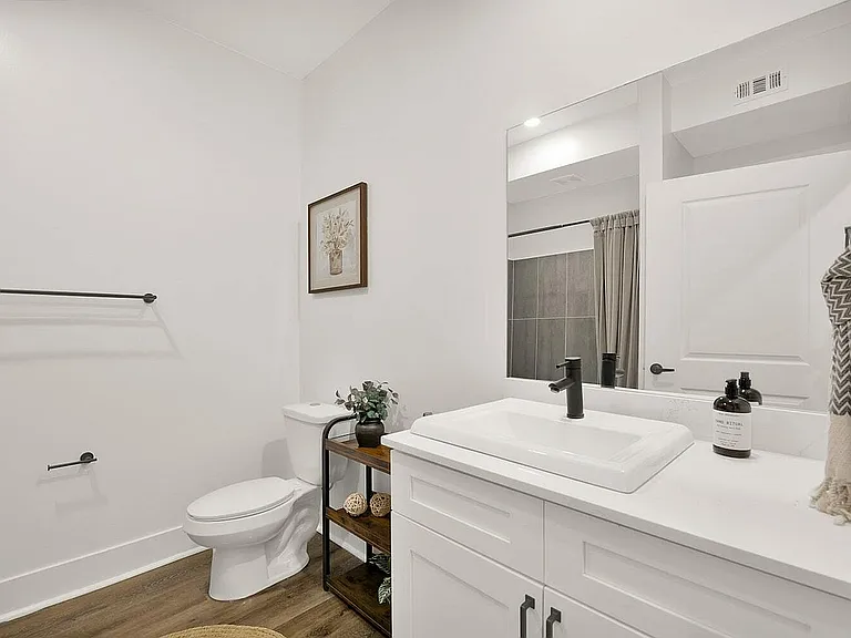 Pointe Grand Apartments Secondary Bath