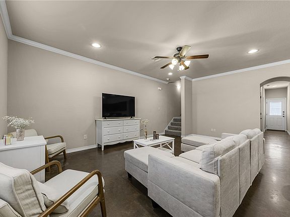4th image of 125 Deacon Dr W