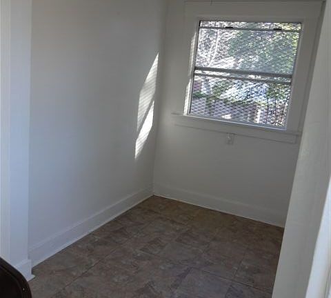 5th image of 1060 N Raymond Ave