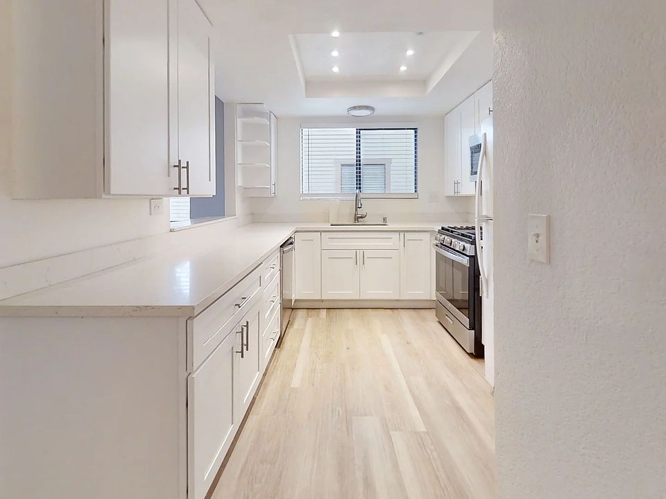 1st image of 424 Park Place Dr