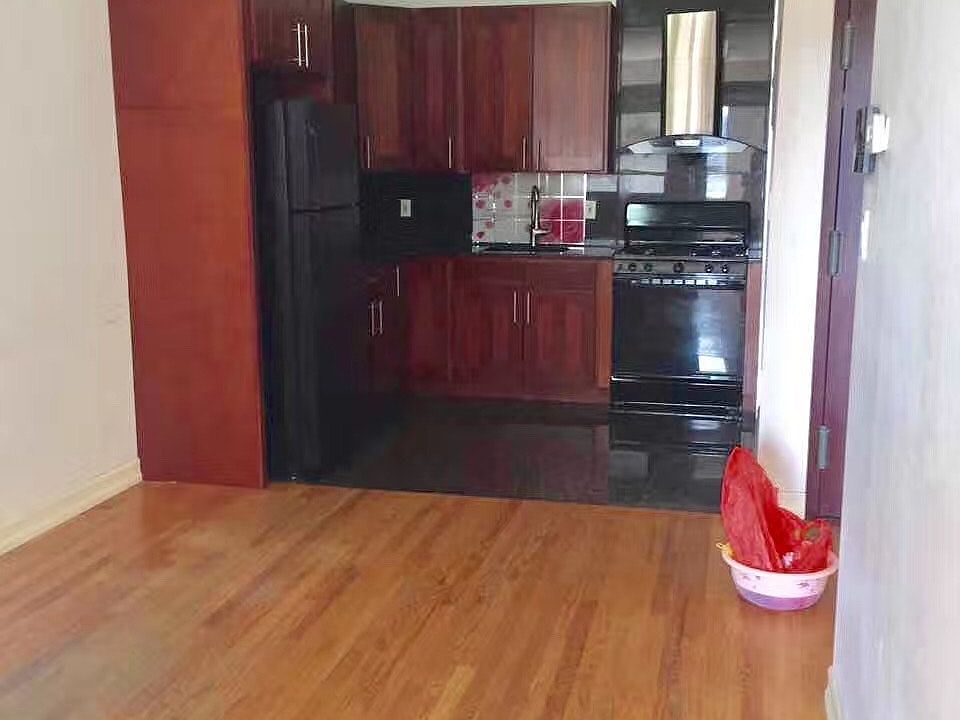 2nd image of 13517 Northern Blvd #3