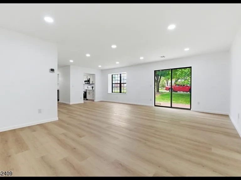 Daniel Ct — Photo 8