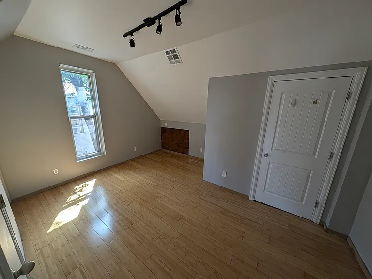 2929 Curtis St #B — Photo 24