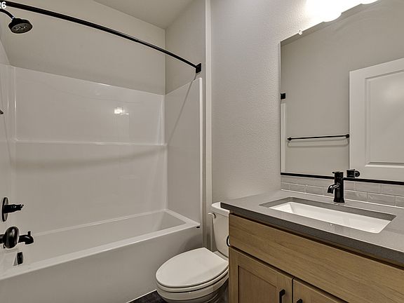 5th image of 3382 SE Brookwood Ave