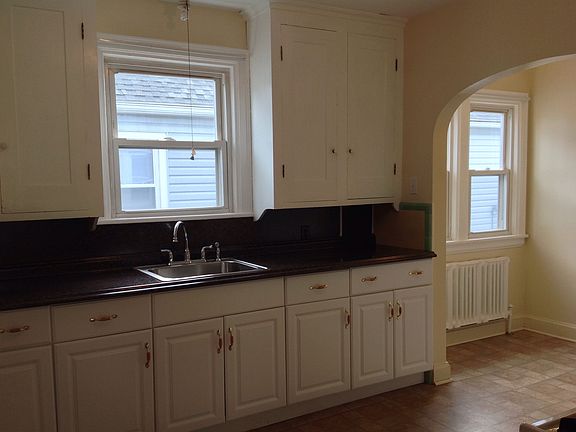 3rd image of 152 Shoshone St