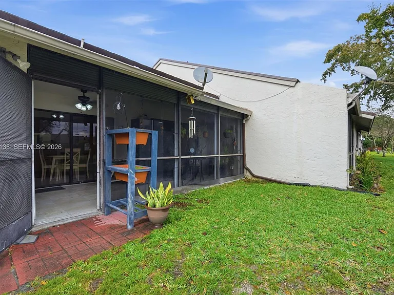 7924 NW 10th St — Photo 32