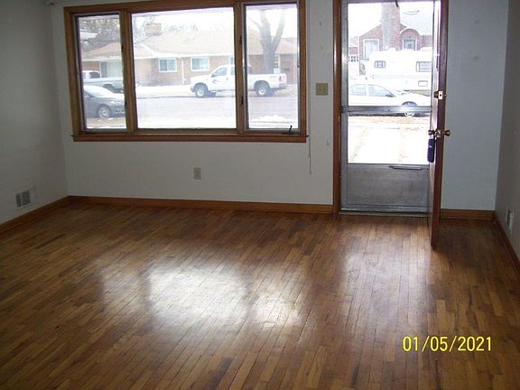3rd image of 907 W 2nd St