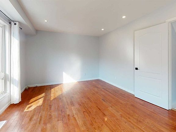 3rd image of 55 Hyacinth Cres