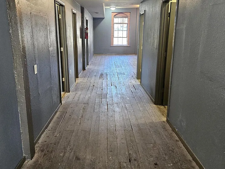 1303 W College St — Photo 28