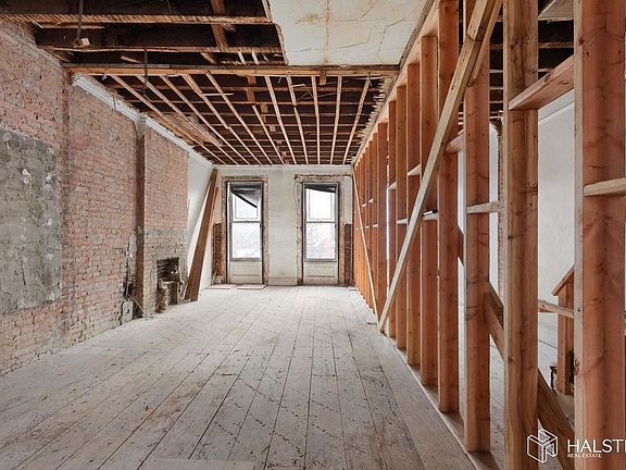 5th image of 325 E 18th St
