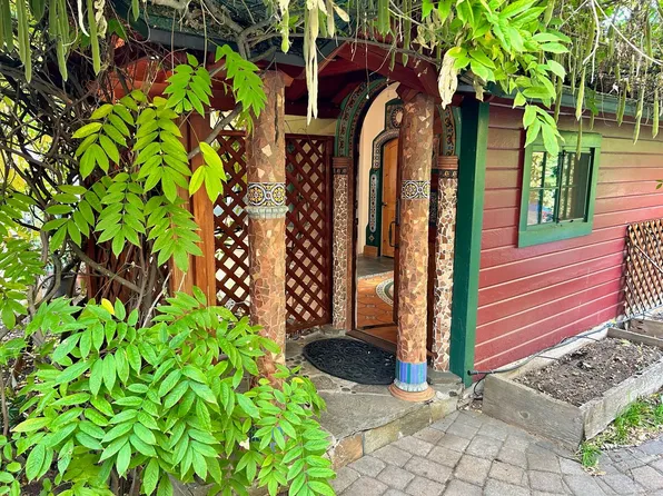 90 Sixth St, 90 6th St #2, Ashland, OR 97520