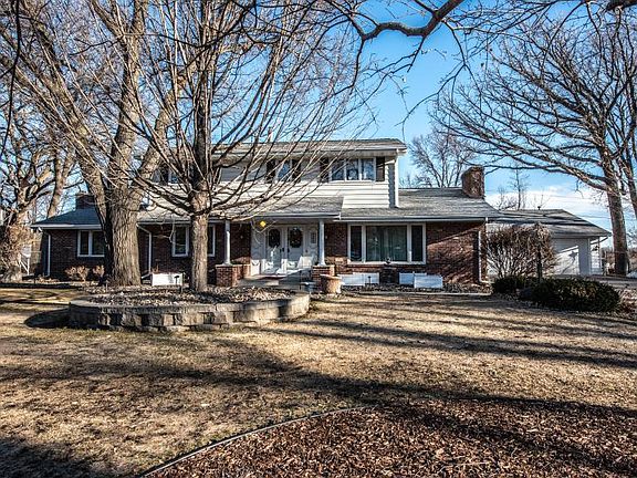 2nd image of 208 Hillcrest Ct