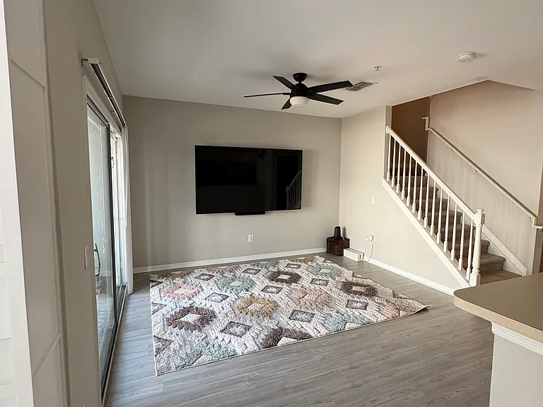 2550 Grand Central Pkwy #9 — Photo 2