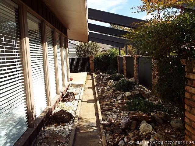 1912 W Evergreen St — Photo 2