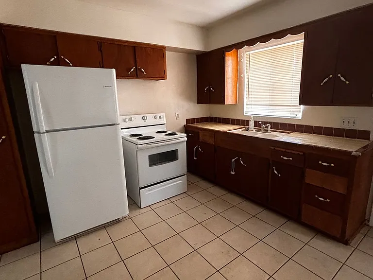 1431 W 7th Pl — Photo 5