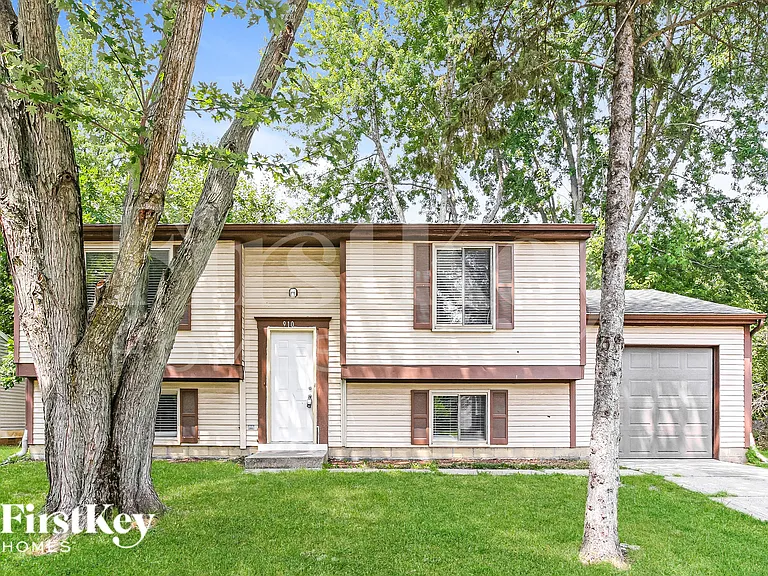 910 Woodlark Dr — Photo 1