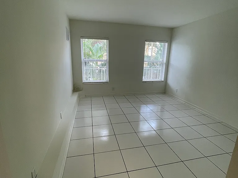 2352 NE 9th St #B2 — Photo 6