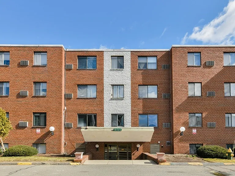 900 Governors Dr #3 — Photo 1
