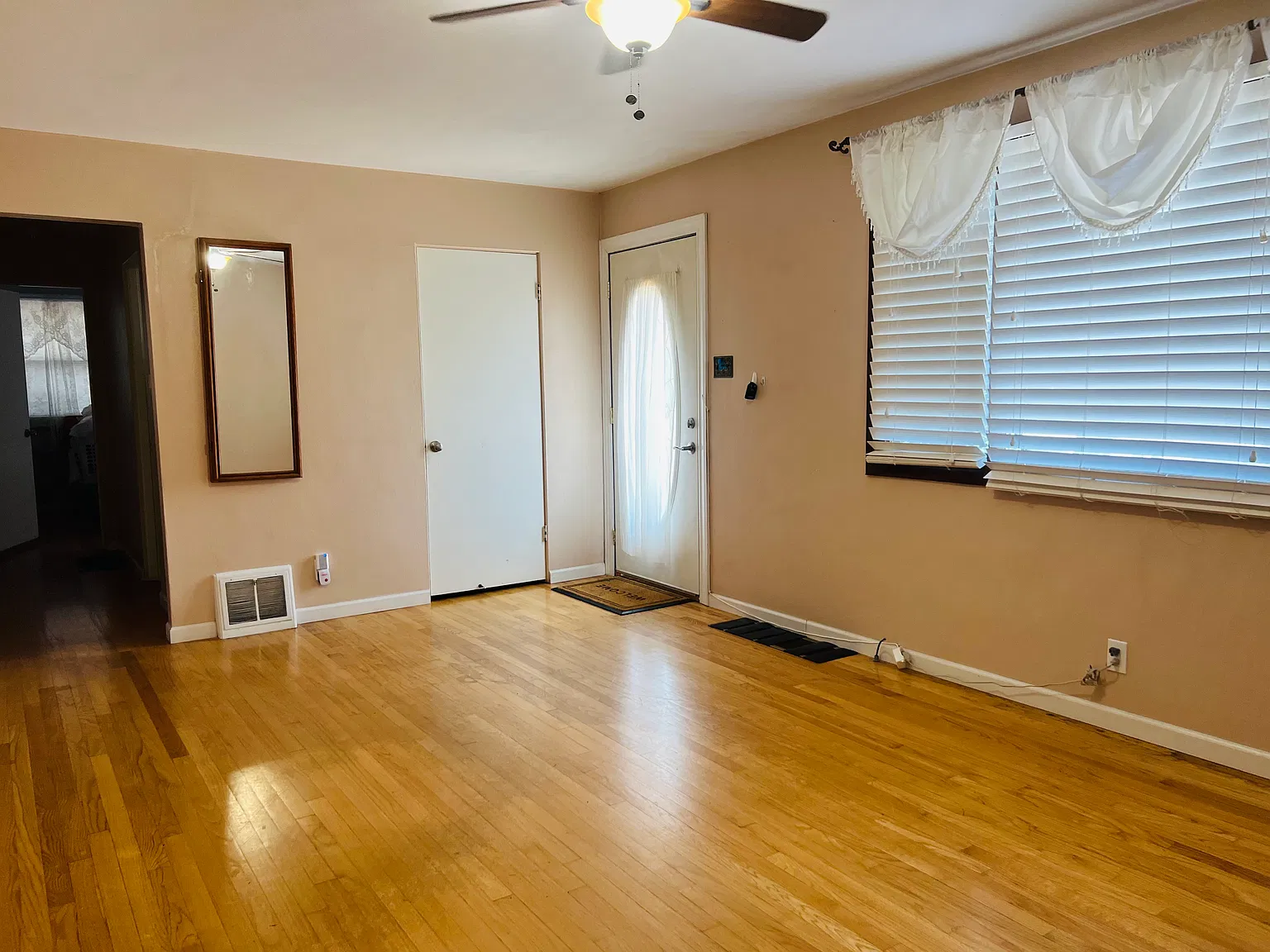 3 bed, 1000 sqft, $1,700 — Photo 3