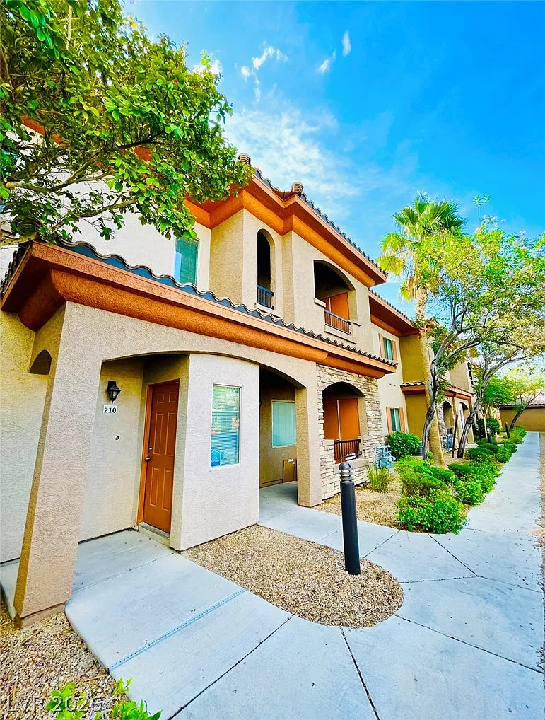 2 bed, 2.0 bath, 1073 sqft, $1,395 — Photo 2