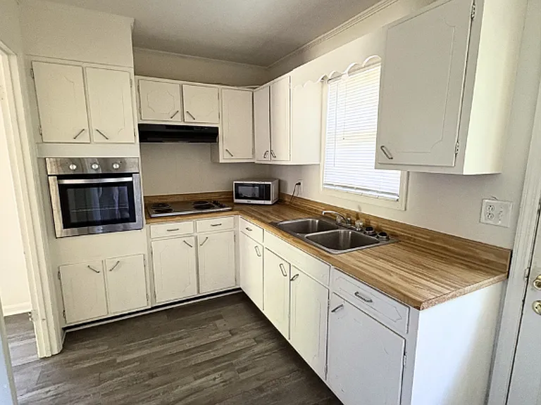 6919-6929 Robinson Dr — Photo 3
