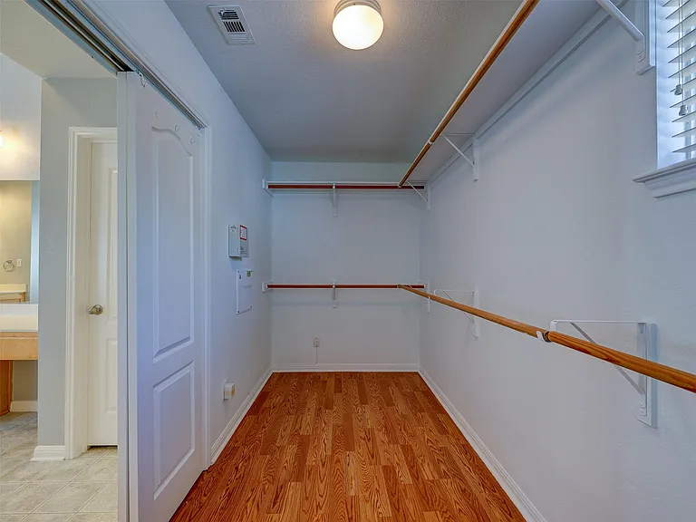 1554 Homewood Cir — Photo 36