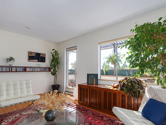 4th image of 3606 Laguna Ave