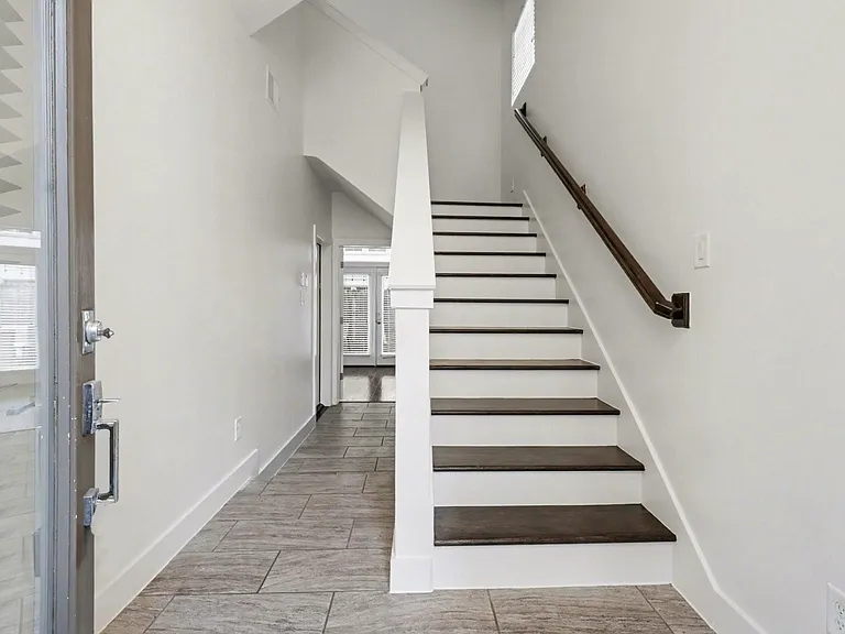 715 Hartman St — Photo 5