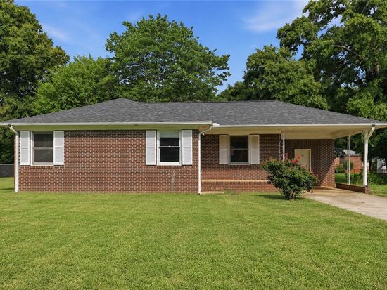 700 Woodmont Cir, Anderson, SC 29624