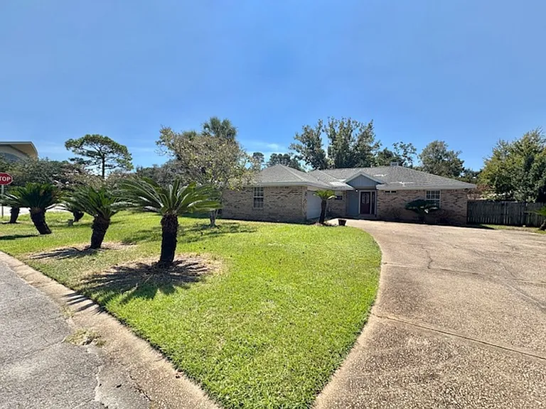 101 Meadow Woods Ln — Photo 1