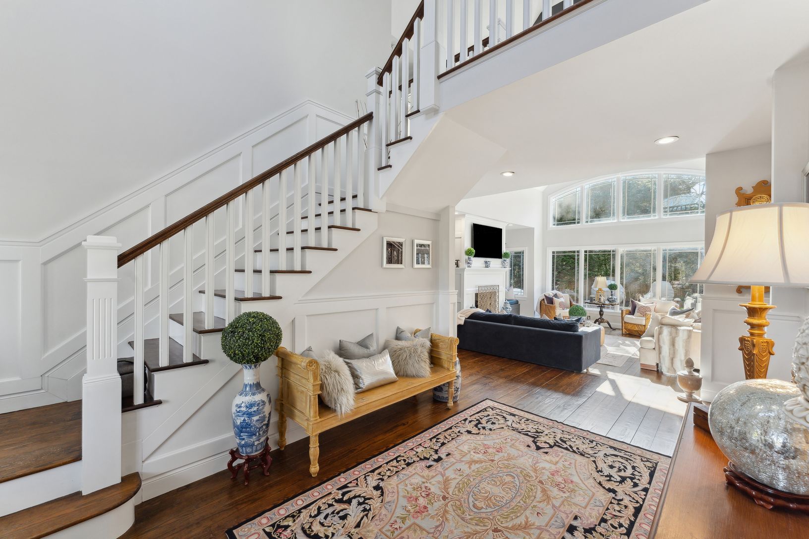  Gracious entry