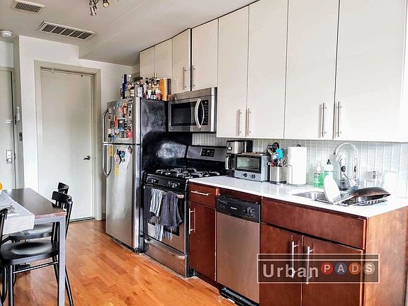5th image of 179 Putnam Ave