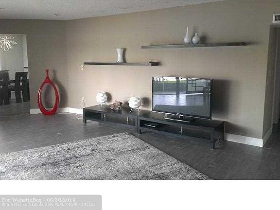 4th image of 875 NE 195th St APT 111