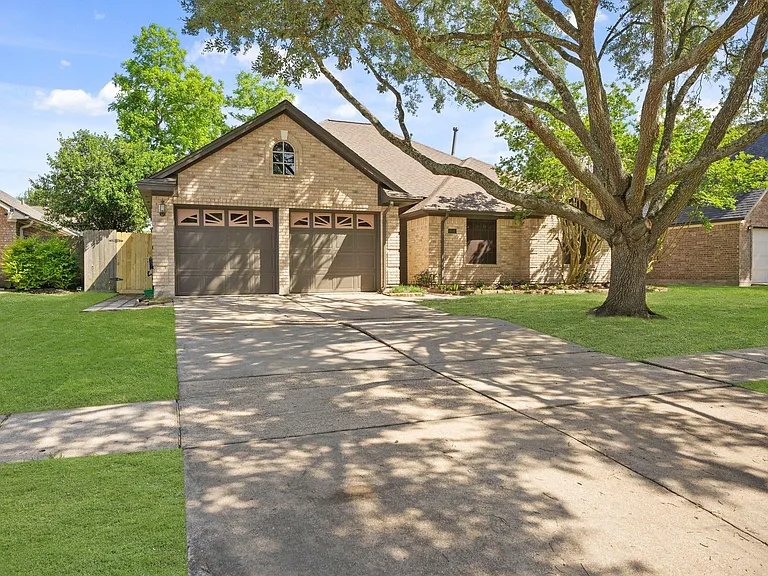 710 Lochnell Dr — Photo 2